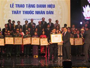 Hình ảnh TS Vũ Dương Viện trưởng Viện PYQG nhận danh hiệu thầy thuốc nhân dân do Chủ tịch nước trao tặng.