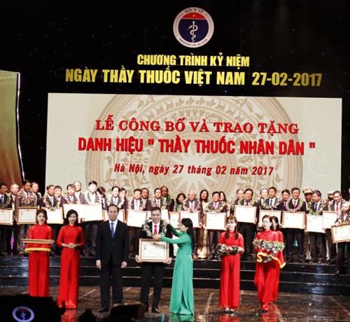 PGS. TS Nguyễn Tiến Vững đón nhận danh hiệu Thầy thuốc nhân dân