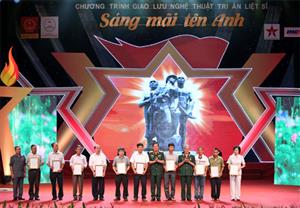 Trao kết quả giám định ADN cho 10 gia đình liệt sĩ nhân kỷ niệm ngày 27.7 tại Cung Văn hóa Hữu nghị Việt-Xô