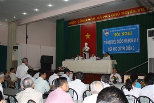 “Đại gia uống chai rượu 2 triệu, công nhân ăn khoai sáng đi làm!”