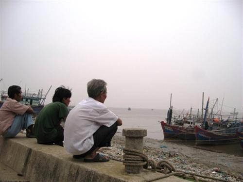Chìm tàu đánh cá, 2 ngư dân mất tích