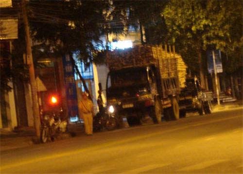 Hàng chục xe tải chở quá khổ “làm loạn” trong đêm