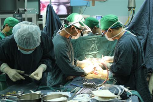 Cứu sống bé 4 ngày tuổi mắc bệnh tim bẩm sinh nặng