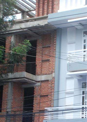 Trưởng phòng tín dụng ngân hàng rơi từ lầu 4