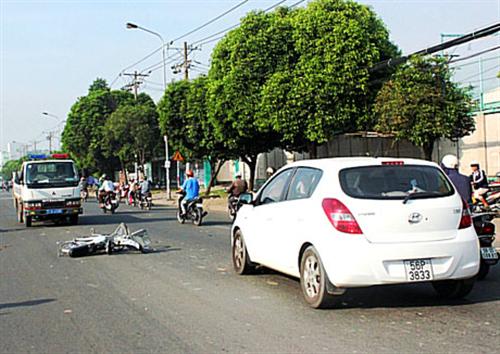 Băng qua đường, hai chị em bị xế hộp tông bất tỉnh