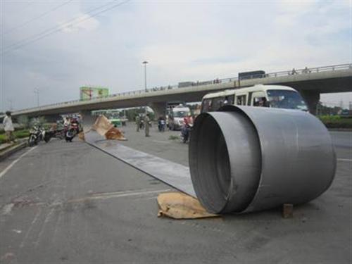 Hoảng loạn vì cuộn sắt hơn 12 tấn lăn tròn giữa đường