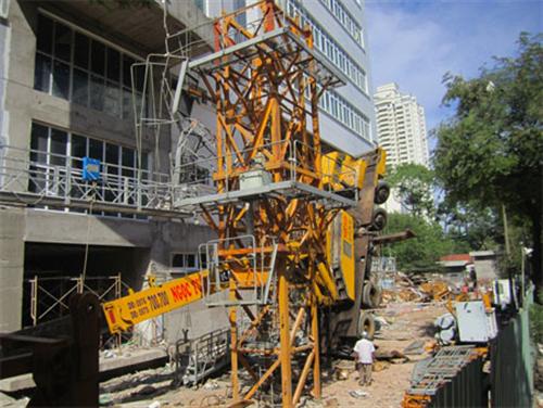 Xe cần cẩu “chổng vó”, một người bị thương