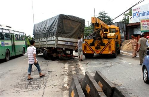 Xe tải nổ bánh 