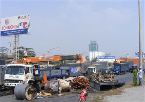 Xe tải “chỏng vó”, hàng chục tấn thép tràn đường