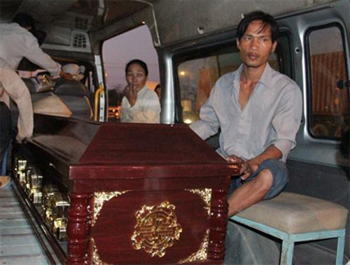 36 giờ tìm vợ con trên sông: Tìm được vợ, con thơ vẫn bặt tăm!
