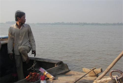 Người đàn ông 36 giờ quay quắt tìm vợ con trên sông