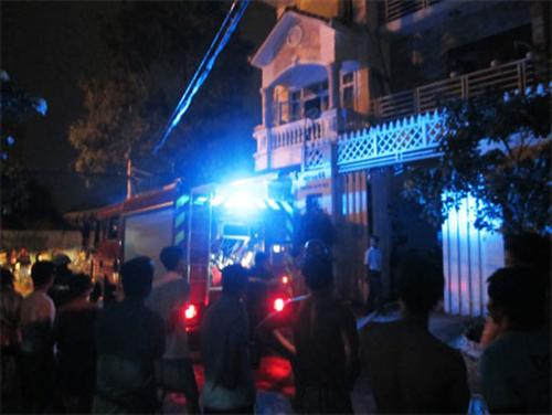 Giải cứu cụ bà cùng 4 cháu nhỏ trong biệt thự cháy