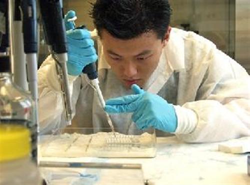 Phát hiện HIV, ung thư nhanh bằng “mắt thường”