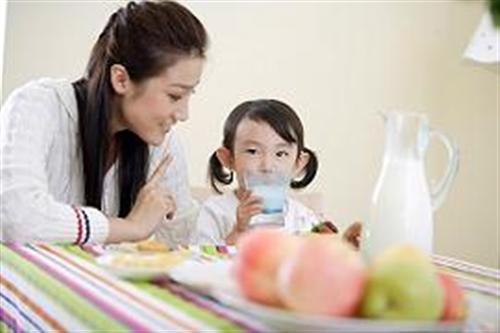 Cách cho bé uống sữa tươi tốt cho sức khỏe
