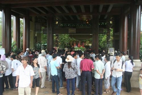 Hàng trăm người 