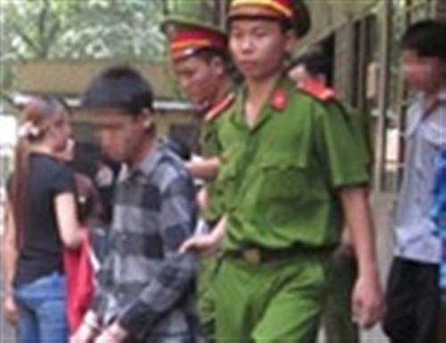 Hai nhóm côn đồ hỗn chiến, đốt xe máy lúc nửa đêm
