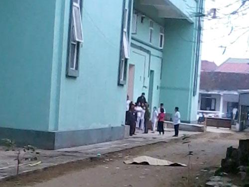 Đi chăm con, mẹ nhảy từ tầng 5 bệnh viện tự tử