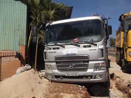 Xe tải mất phanh, gần chục người hú hồn đuổi đánh tài xế
