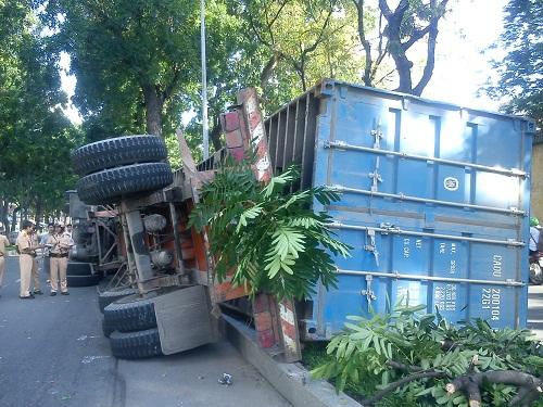 Conterner chở gạch chỏng gọng trong trung tâm TP