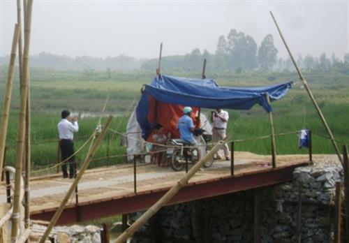 Dân tự ý dựng cầu tạm để thu phí