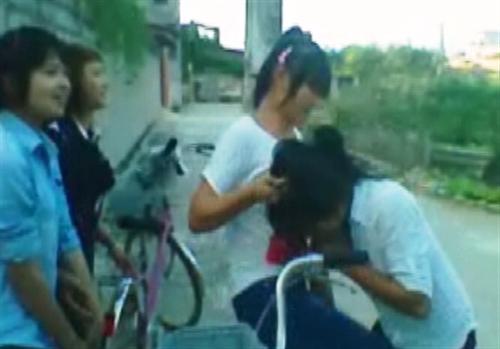 Nữ sinh bị đánh, xé áo trước mặt mọi người