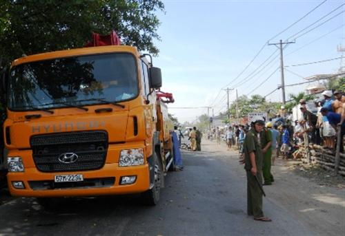 Xe máy va chạm, 2 người thương vong