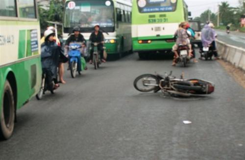 Hai vụ tai nạn cùng một tuyến đường, 2 người nguy kịch