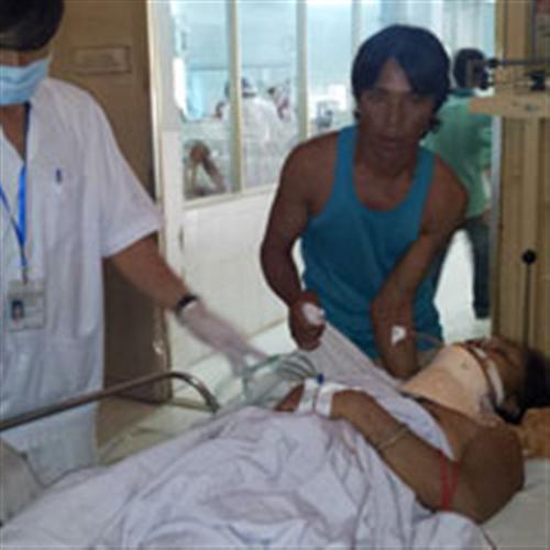 Xe rước dâu tông trụ điện, 15 người nhập viện