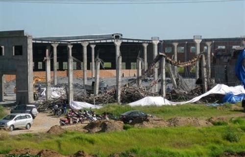 Sập giàn giáo có 50 công nhân đang làm việc