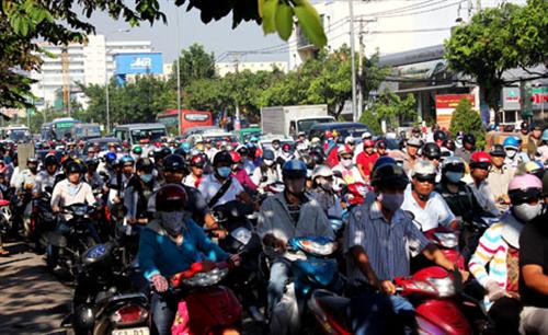 Giao thông rối loạn vì xe buýt gây tai nạn liên hoàn