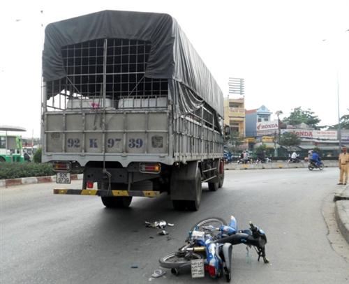 “Phi xe“ vào hông ô tô tải, một người chết, một trọng thương