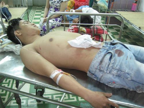 Đi chơi tết, một thanh niên bị đâm trọng thương