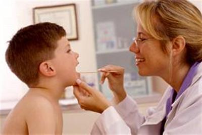 Trẻ viêm họng dễ biến chứng thành lồng ruột 