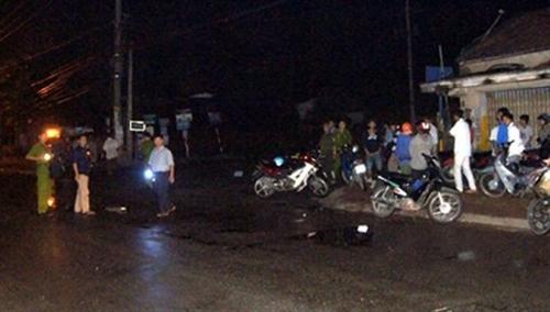 Thi thể 2 thanh niên biến dạng bên đường