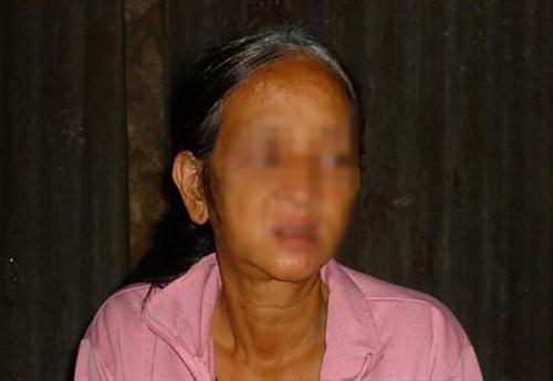 Đắng cay, con trai nằm đường ray tự sát vì mẹ làm 'gái'