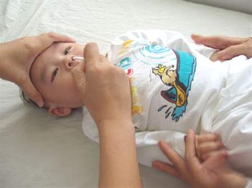 Vệ sinh mũi an toàn cho bé