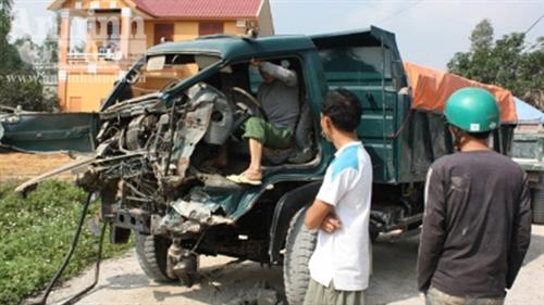Chiếc xe tải bị tàu đâm trực diện, tài xế may mắn thoát chết