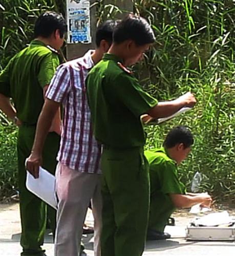 Phát hiện một người đàn ông gục chết bên vỉa hè