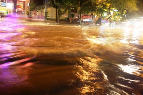 Nhiều tuyến phố thành sông, giao thông hỗn loạn sau trận mưa lớn