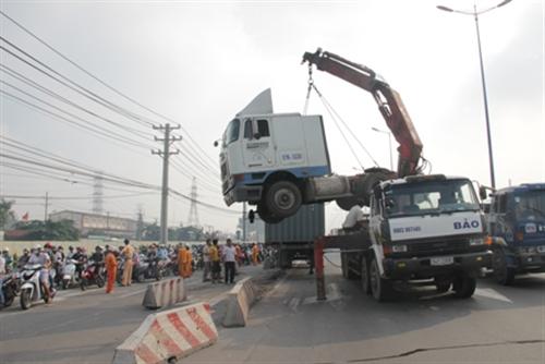 Xe đầu kéo container mất lái, xa lộ Hà Nội hỗn loạn