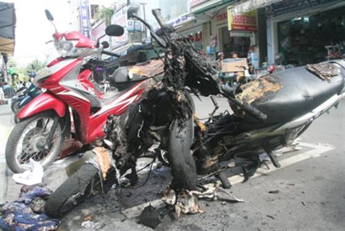 Cả nhà gặp nguy vì 2 xe máy cháy trong đêm