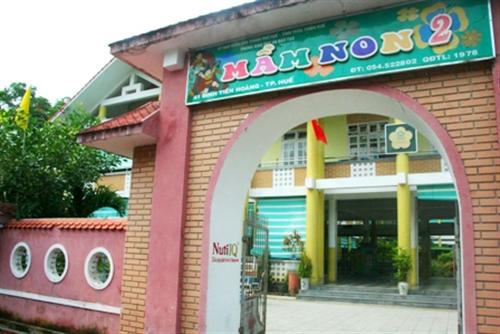 700 học sinh nghỉ học để... hiệu trưởng làm lễ nghỉ hưu