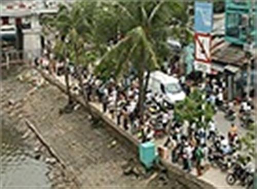 Xác nữ giới trôi trên sông Phủ