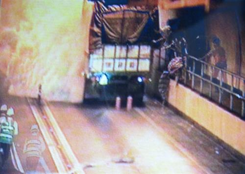 Cháy xe trong hầm Hải Vân, hành khách hoảng loạn