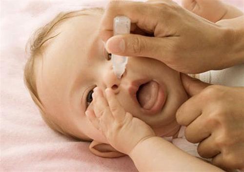 Trẻ có thể ngộ độc vì thuốc nhỏ mắt, nhỏ mũi