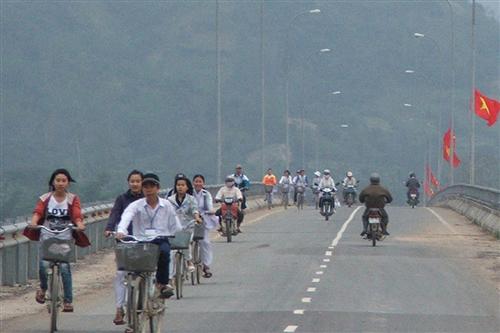 Chặn giữa cầu, thấy ai đi qua là đánh