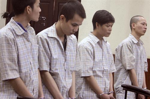 Chiêu khống chế gái 'kẹt nét' của chủ động mại dâm