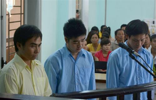 Đánh công an, hai anh em rủ nhau vào tù