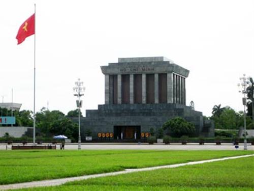 Tạm ngừng tổ chức viếng lăng Bác