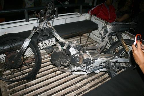 Xe máy cháy trơ khung giữa phố Sài Gòn